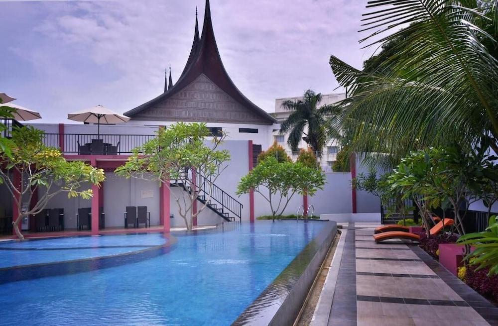 Truntum Padang Hotel Buitenkant foto